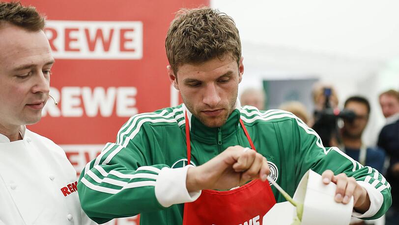Bereits in frühen (Karriere-)Jahren beschäftigte sich Thomas Müller (r.) mit dem Thema Kochen und Ernährung, wie hier 2012 an der Seite des ehemaligen DFB-Chefkochs Holger Stromberg (l.)