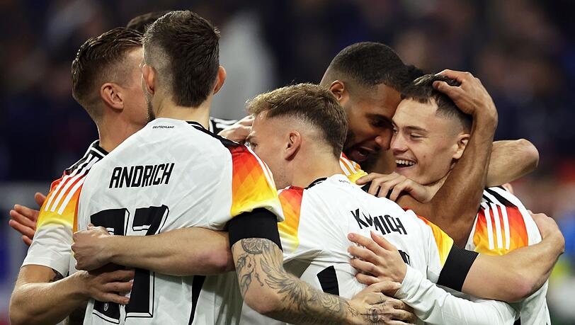 Das DFB-Team feiert den 2:0-Sieg gegen Frankreich.