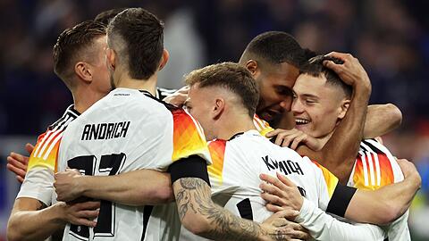 Das DFB-Team feiert den 2:0-Sieg gegen Frankreich.