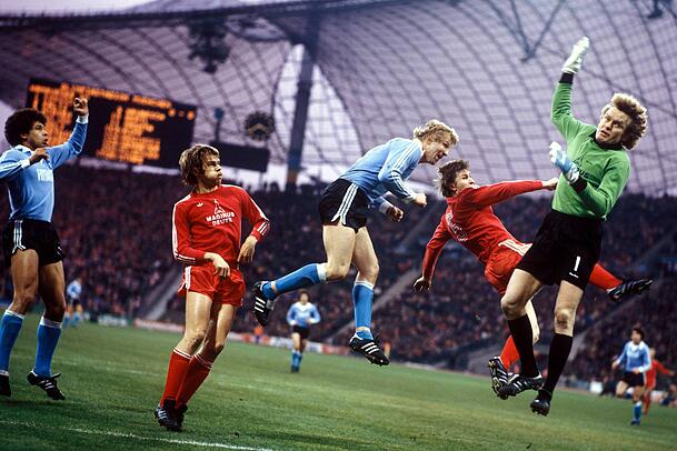 Garantieren in den 70er und 80er Jahren hitzige Duell: Die Bayern, hier in Person von Udo Horsmann, Klaus Augenthaler und Sepp Maier und der HSV um Horst Hrubesch und Jimmy Hartwig.