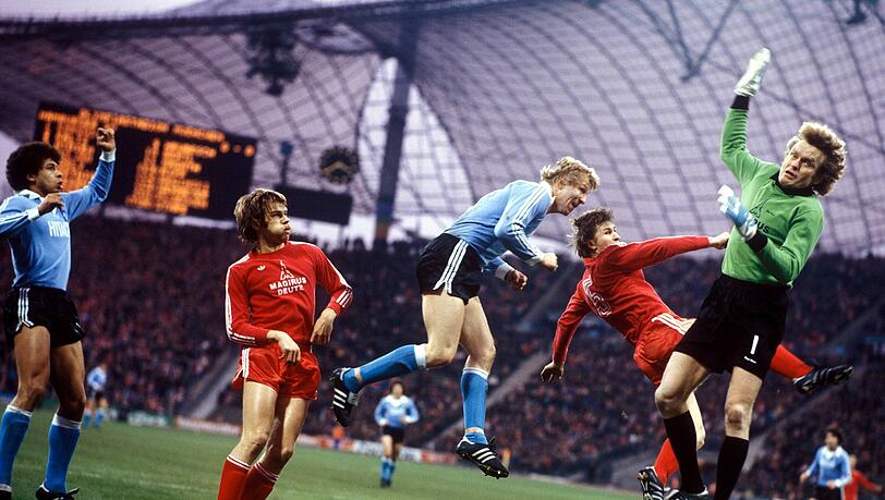 Garantieren in den 70er und 80er Jahren hitzige Duell: Die Bayern, hier in Person von Udo Horsmann, Klaus Augenthaler und Sepp Maier und der HSV um Horst Hrubesch und Jimmy Hartwig. Garantieren in den 70er und 80er Jahren hitzige Duell: Die Bayern, hier in Person von Udo Horsmann, Klaus Augenthaler und Sepp Maier und der HSV um Horst Hrubesch und Jimmy Hartwig.