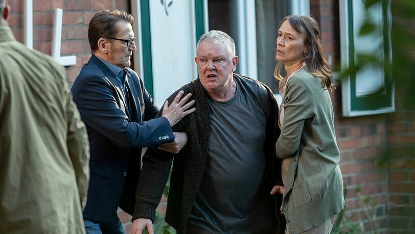 "Morden im Norden: Weil du b&ouml;se bist": Elsbeth Jensen (Katarina Gaub) und Kommissar Lars Englen (Ingo Naujoks, l.) haben M&uuml;he, Hanno Jensen (Thomas Lawinky, M.) von einer impulsiven Reaktion abzuhalten.