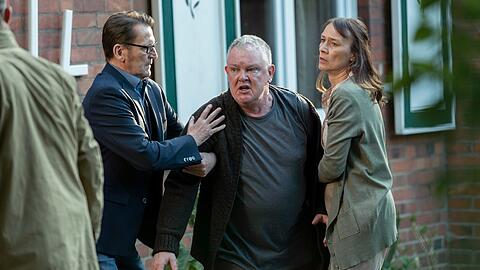 "Morden im Norden: Weil du b&ouml;se bist": Elsbeth Jensen (Katarina Gaub) und Kommissar Lars Englen (Ingo Naujoks, l.) haben M&uuml;he, Hanno Jensen (Thomas Lawinky, M.) von einer impulsiven Reaktion abzuhalten.