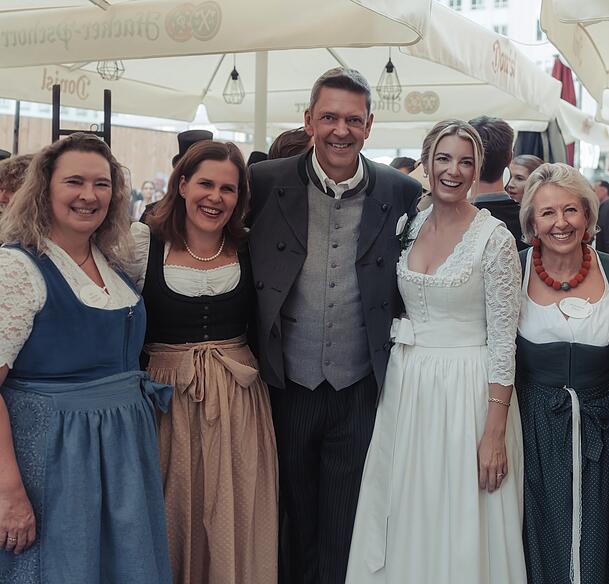 Freuen sich mit dem Brautpaar: CSU-Politikerin Kerstin Schreyer, SPD-Bürgermeisterin Verena Dietl und Dallmayr-Königin Marianne Wille Freuen sich mit dem Brautpaar: CSU-Politikerin Kerstin Schreyer, SPD-Bürgermeisterin Verena Dietl und Dallmayr-Königin Marianne Wille