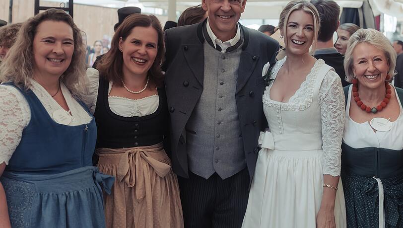 Freuen sich mit dem Brautpaar: CSU-Politikerin Kerstin Schreyer, SPD-B&uuml;rgermeisterin Verena Dietl und Dallmayr-K&ouml;nigin Marianne Wille