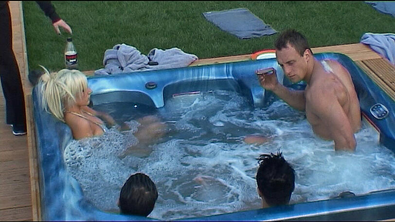Den Jungs gefällt das natürlich und Jordan genießt bei Schnittchen und Wasser die vollste Aufmerksamkeit ihrer Badepartner.