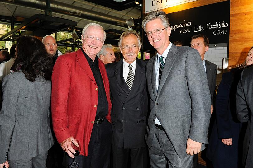 Der Journalist und Fernsehmoderator Gerhard Schmitt-Thiel mit ArabellaSheraton-Vorstand Robert Salzl und TV-Moderator Jörg van Hooven.