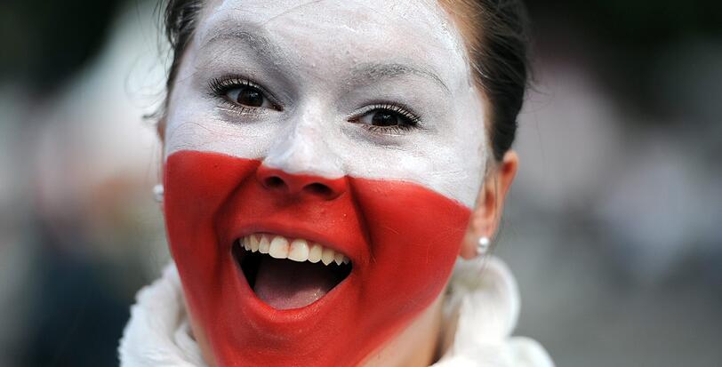 Für ihre Mannschaft geben Fußball-Fans alles - sehen Sie hier die besten Bilder von den Fan-Meilen und aus den Stadien bei der EURO 2012 in Polen und der Ukraine.