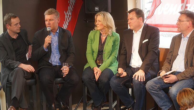 Eine diskutierfreudige Runde (v.l.): AZ-Lokalchef Michael Schilling, Dieter Reiter (SPD), die Grüne Sabine Nallinger, CSU-Mann Josef Schmid und AZ-Rathaus-Reporter Willi Bock. Eine diskutierfreudige Runde (v.l.): AZ-Lokalchef Michael Schilling, Dieter Reiter (SPD), die Grüne Sabine Nallinger, CSU-Mann Josef Schmid und AZ-Rathaus-Reporter Willi Bock.