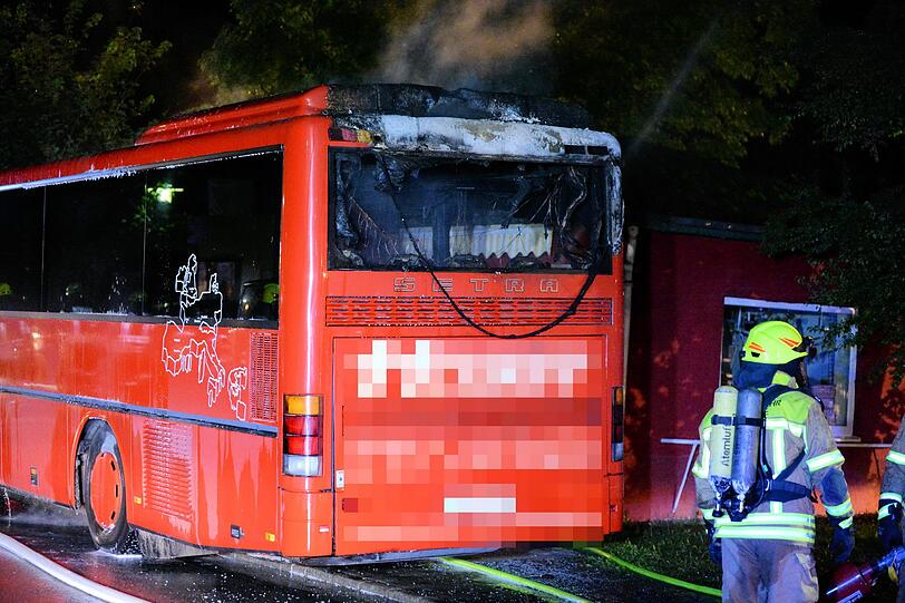 Brand eines Reisebusses in Übersee. Die Bilder vom Feuerwehreinsatz.