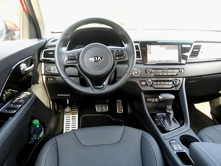 Kommandozentrale: Die Bedienung des Kia Niro ist nach einer kurzen Orientierung über die Schalter und Hebel problemlos.