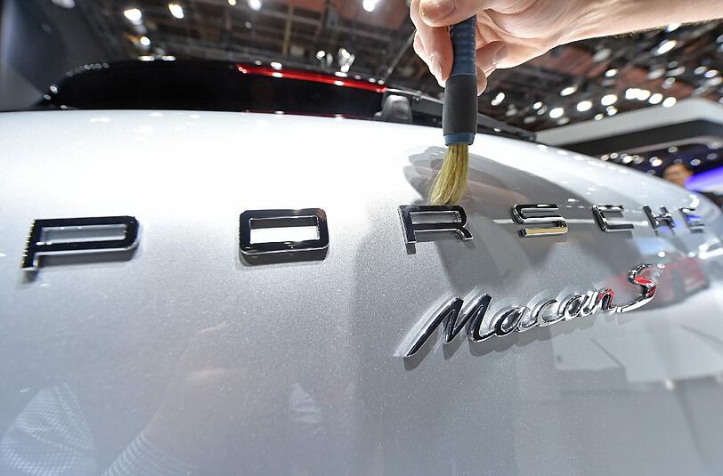 Das Kraftfahrt-Bundesamt hat als erstes die Umrüstung des Geländewagens "Macan" von Porsche freigegeben. Foto: Uli Deck/Archiv