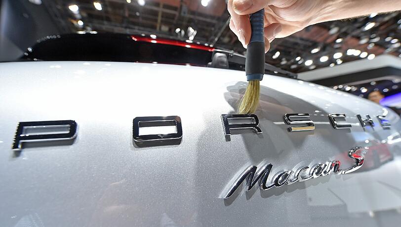 Das Kraftfahrt-Bundesamt hat als erstes die Umrüstung des Geländewagens "Macan" von Porsche freigegeben. Foto: Uli Deck/Archiv Das Kraftfahrt-Bundesamt hat als erstes die Umrüstung des Geländewagens "Macan" von Porsche freigegeben. Foto: Uli Deck/Archiv