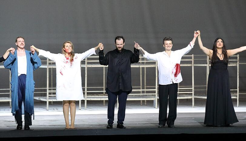 Schlussapplaus für &bdquo;Rusalka&ldquo; mit Günther Groissböck (Wassermann), Kristine Opolais (Rusalka), Andris Nelsons, Dmytro Popov (Prinz) und Nadia Krasteva (Fürstin).