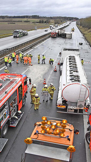 Die beiden Lkw waren auf der A9 verunfallt....