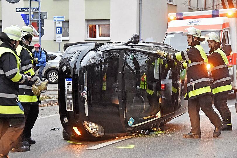 Nach der Kollision war der Fiat umgekippt. Die Bilder vom Einsatz.