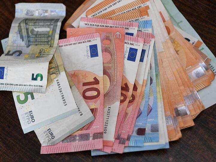 Verschiedene Euro-Geldscheine liegen auf einem Tisch. Foto: Robert Michael/Archivbild