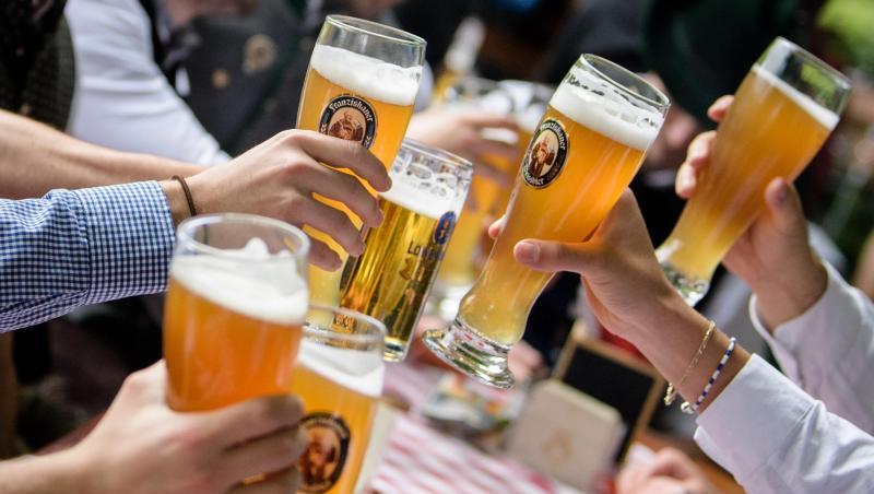 Eine Männergruppe stößt im Biergarten eines Wirtshauses an der Isar mit ihren Weißbiergläsern an. Foto: Matthias Balk/dpa/Archivbild Eine Männergruppe stößt im Biergarten eines Wirtshauses an der Isar mit ihren Weißbiergläsern an. Foto: Matthias Balk/dpa/Archivbild