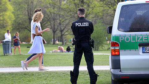 Die Polizei überwacht die Lage im Englischen Garten. (Archivbild)