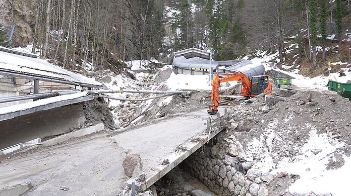 Das Loch: Unterhalb des Männerstarts (oben) sprengte der Klingerbach die Bahn (Bild Mitte) und das Bob-Starthaus (links).