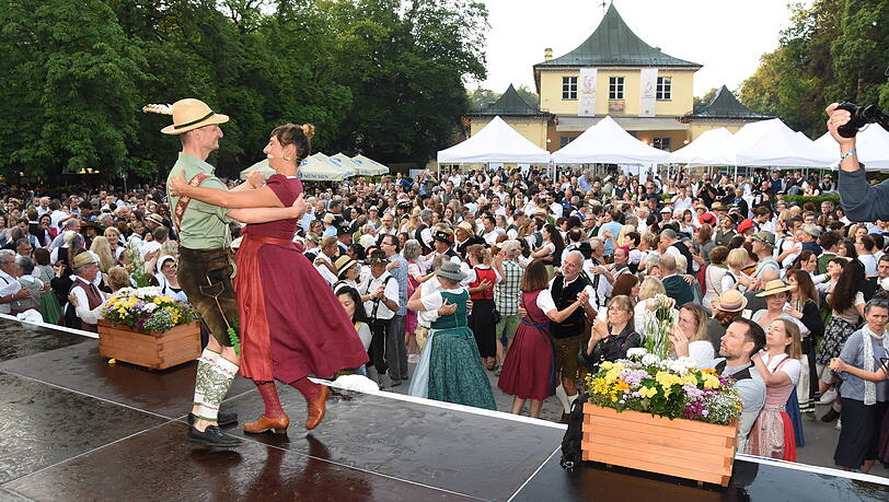 Beim Kocherlball tanzen (wie auf diesem Foto aus dem Jahr 2024) Tausende Münchner in Tracht in den frühen Morgenstunden am Chinesischen Turm.