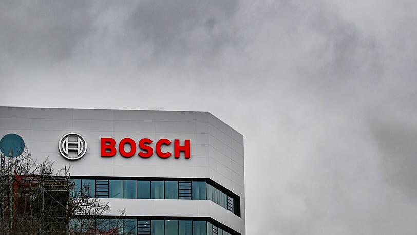 Der Autozulieferer Bosch muss noch mehr sparen als erwartet. (Archivbild)