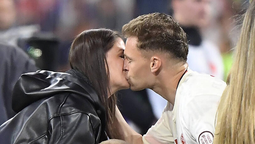 Immer noch total verliebt: Joshua und Lina Kimmich kennen sich bereits seit über zehn Jahren - seit 2022 ist das Paar sogar verheiratet. Immer noch total verliebt: Joshua und Lina Kimmich kennen sich bereits seit über zehn Jahren - seit 2022 ist das Paar sogar verheiratet.