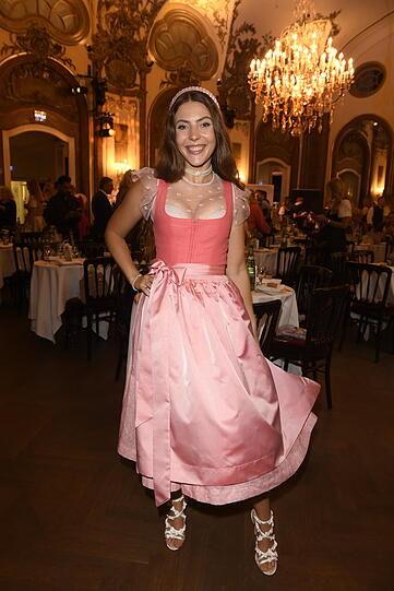 Vroni Sbrizzai, Wiesn-Playmate 2024, im Angermaier-Dirndl. Vroni Sbrizzai, Wiesn-Playmate 2024, im Angermaier-Dirndl.