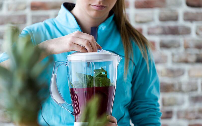 Eine Handvoll Blattspinat greifen, zusammen mit zwei Bananen in den Mixer werfen und Beeren nach Wahl aus dem Gefrierfach hinzugeben. Mit Wasser p&uuml;rieren und fertig ist der schnelle Drei-Zutaten-Smoothie. Dieser kann nat&uuml;rlich mit Matcha, Moringa, Acai, Spirulina oder Chia "gepimpt" werden. Proteinpulver oder Nussmus spenden zus&auml;tzlich Eiwei&szlig;.