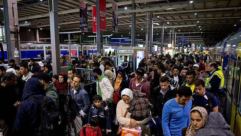 Auch am Sonntagvormittag kamen erneut tausende Flüchtlinge, darunter viele Familien mit kleinen Kindern, in München an. Ein Teil ist jetzt nach Leipzig gebracht worden. Auch am Sonntagvormittag kamen erneut tausende Flüchtlinge, darunter viele Familien mit kleinen Kindern, in München an. Ein Teil ist jetzt nach Leipzig gebracht worden.