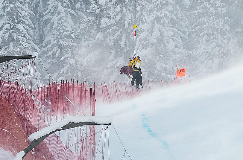 Mit einer schweren Verletzung endete das Training für den Österreicher Florian Scheiber. Der 28 Jahre alte Tiroler stürzte an der Hausbergkante spektukulär und flog in die Fangnetze. Dabei zog er sich einen Kreuzbandriss sowie Meniskusrisse im rechten Knie zu. Die Bilder.