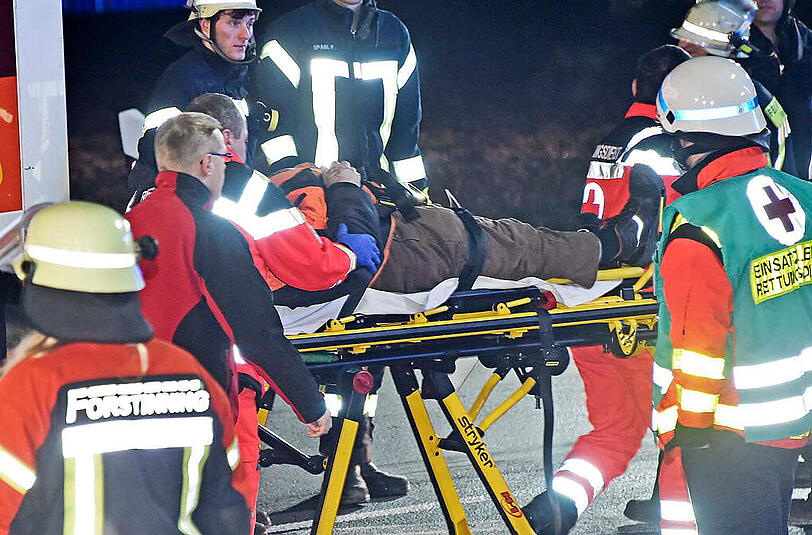 Schwerer Unfall mit einem Lkw einer Großbäckerei bei Forstinning: die Bilder.
