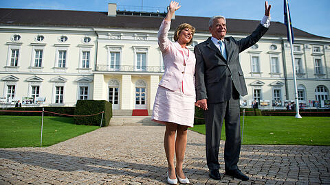 Winken zum Abschied: Joachim Gauck (77) und seine Lebensgefährtin Daniela Schadt (57).