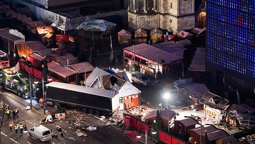 Es ist der bislang schlimmste islamistische Anschlag auf deutschem Boden: Am 19. Dezember 2016 rast der IS-Attentäter Anis Amri (†25) mit einem gekaperten 40-Tonner über den Weihachtsmarkt vor der Berliner Gedächtniskirche. Zwölf Menschen sterben. Es ist der bislang schlimmste islamistische Anschlag auf deutschem Boden: Am 19. Dezember 2016 rast der IS-Attentäter Anis Amri (†25) mit einem gekaperten 40-Tonner über den Weihachtsmarkt vor der Berliner Gedächtniskirche. Zwölf Menschen sterben.