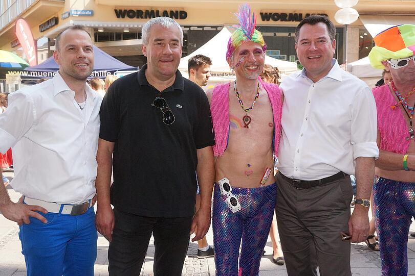Lächeln fürs Foto: Kultusminister Ludwig Spaenle und OB Kandidat Josef Schmid mit CSD Teilnehmern.