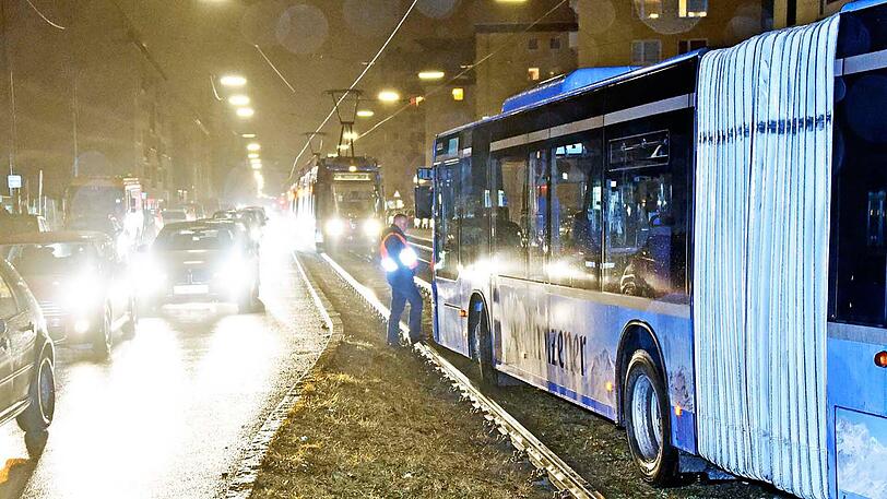 Der MVG-Bus missachtete das Rotlicht und schlitterte am Ende demoliert in das Tram-Gleisbett.