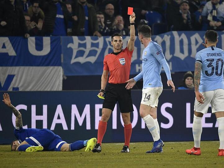 Schiedsrichter Carlos Del Cerro Grande aus Spanien zeigt Manchesters Nicolas Otamendi (r) die Gelb-Rote Karte nach einem Foul an Schalkes Guido Burgstaller (l).