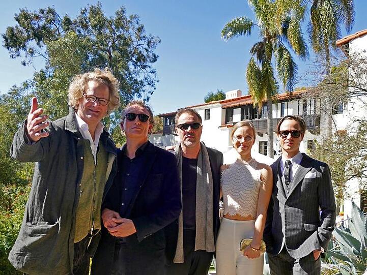 Florian Henckel von Donnersmarck (l-r) und die Schauspieler Oliver Masucci, Sebastian Koch, Saskia Rosendahl und Tom Schilling beim Empfang in der Villa Aurora.