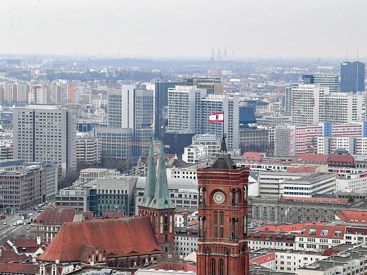 Hinter dem Roten Rathaus in Berlin sind zahlreiche Wohnblocks zu sehen.