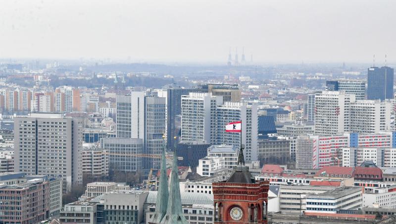 Hinter dem Roten Rathaus in Berlin sind zahlreiche Wohnblocks zu sehen. Hinter dem Roten Rathaus in Berlin sind zahlreiche Wohnblocks zu sehen.