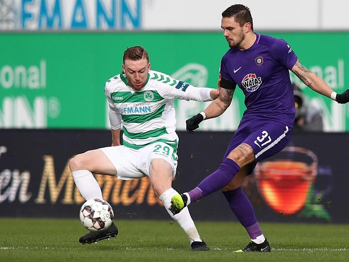 Der Fürther Tobias Mohr (l) kämpft mit Pascal Testroet vom FC Erzgebirge Aue um den Ball. Foto: Daniel Karmann/Archiv