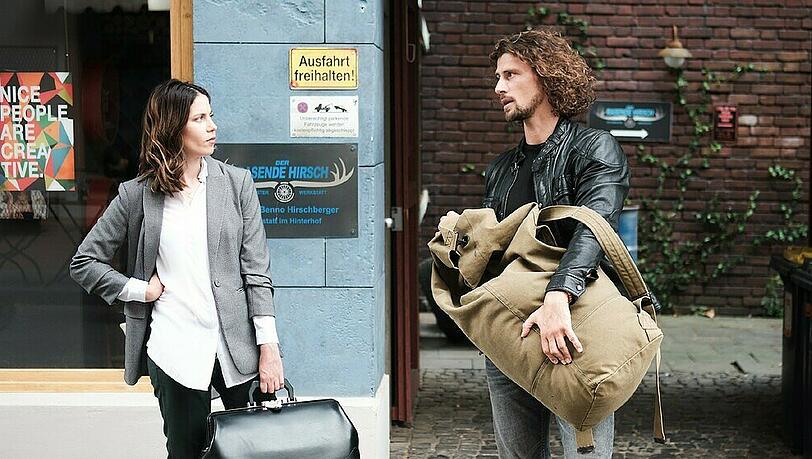 "Unter uns": Sina wird von Luke mit einem ungewöhnlichen zweiten Date überrumpelt "Unter uns": Sina wird von Luke mit einem ungewöhnlichen zweiten Date überrumpelt