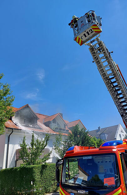 Die Feuerwehr brachte sich mit einer Drehleiter in Stellung. Die Feuerwehr brachte sich mit einer Drehleiter in Stellung.