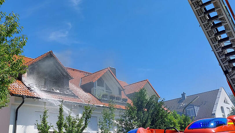 Die Feuerwehr brachte sich mit einer Drehleiter in Stellung. Die Feuerwehr brachte sich mit einer Drehleiter in Stellung.