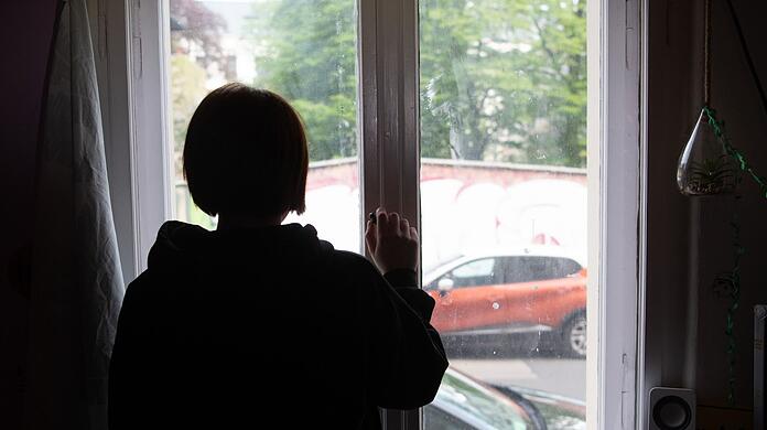 Emotionale Einsamkeit ist das negative Gefühl, dass einem Menschen fehlen, denen man sich nahe fühlt, dass man niemanden hat, dem man sich anvertrauen kann. Soziale Einsamkeit ist das Empfinden, zu wenig Kontakte und Freundschaften zu haben, keiner Gruppe zugehörig zu sein.