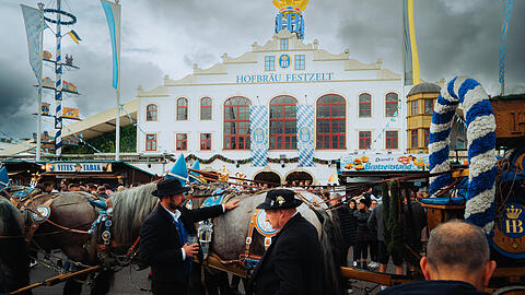 Mit &uuml;ber 10.000 Pl&auml;tzen geh&ouml;rt das Hofbr&auml;u Festzelt zu einem der gr&ouml;&szlig;ten auf der Wiesn. 2027 wird die Brauerei eine neues Zelt errichten.