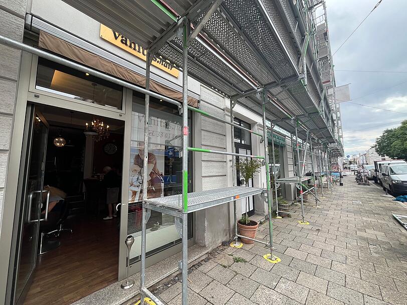 Vanitas Hair heißt Christian Suris Friseursalon. Gerade ist das Haus an der Nordendstraße 54 eingerüstet, deshalb übersieht man ihn fast. Vanitas Hair heißt Christian Suris Friseursalon. Gerade ist das Haus an der Nordendstraße 54 eingerüstet, deshalb übersieht man ihn fast.