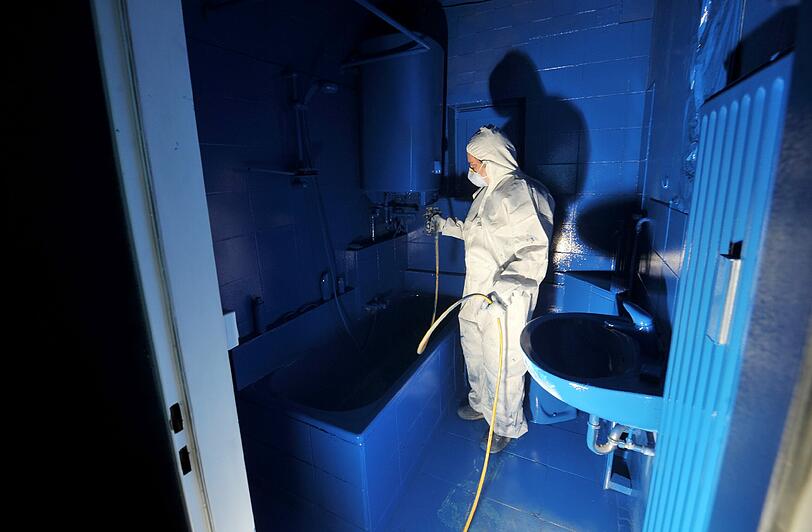 Hier erleben Sie Ihr blaues Wunder: Sogar Badewanne und Kloschüssel sind komplett blau.