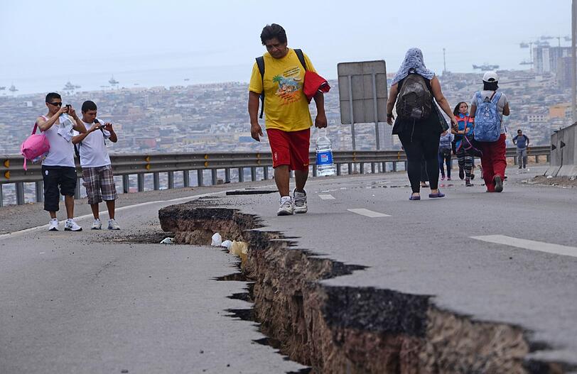 Die Straße tut sich auf! Ein dicker Riss im Asphalt nach dem Erdbeben in Iquique (Chile).
