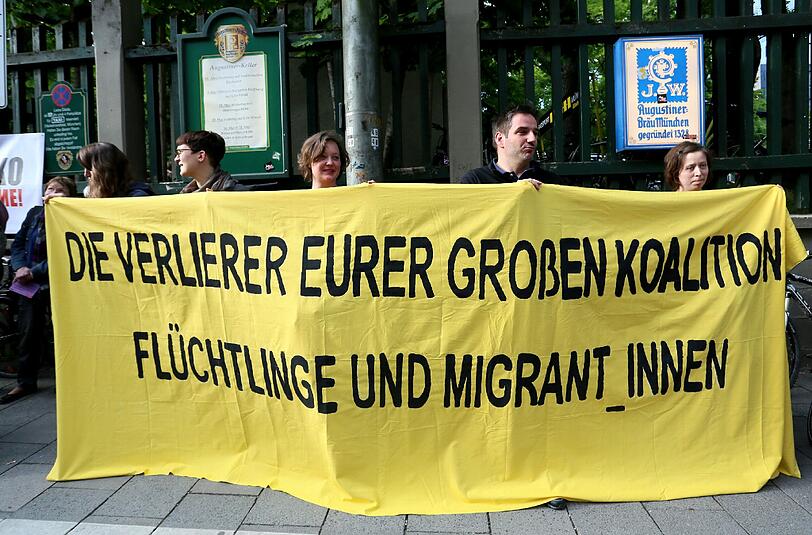 Demonstranten vor dem Augustinerkeller und eine turbulente Stimmung drinnen - sehen Sie die Bilder vom Parteitag der Münchner SPD in der AZ-Klickstrecke.